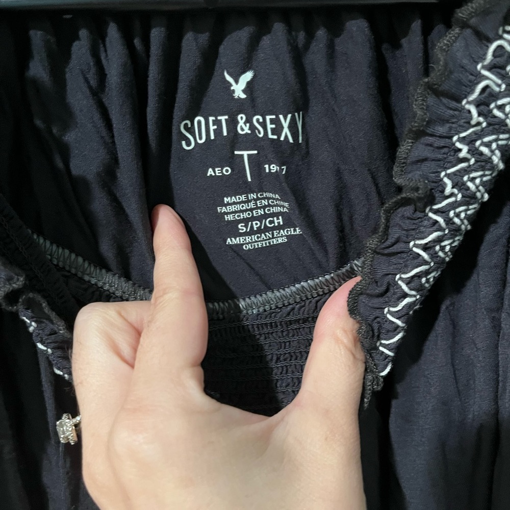 Off should crop top, worn once